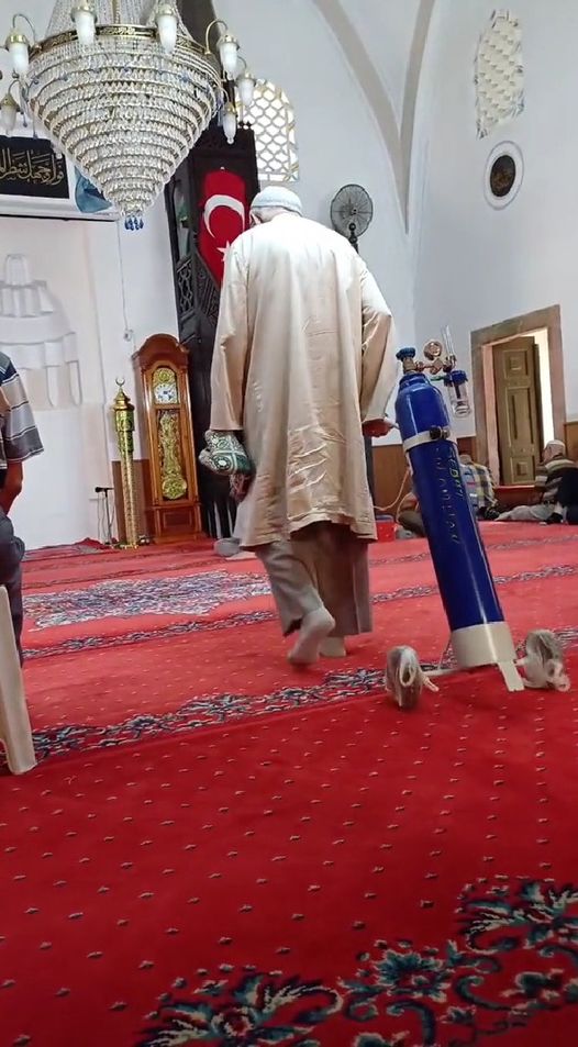 رواد يكرمون رجلا مسنا لإصراره على أداء الصلاة في المسجد بـ «أنبوبة الأكسجين»
