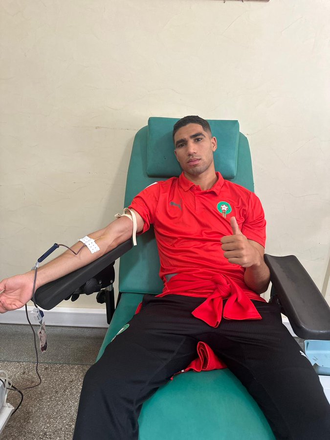 حكيمي ينشر صورة أثناء تبرعه بالدم لأهل المغرب: مساعدتكم ضرورية.