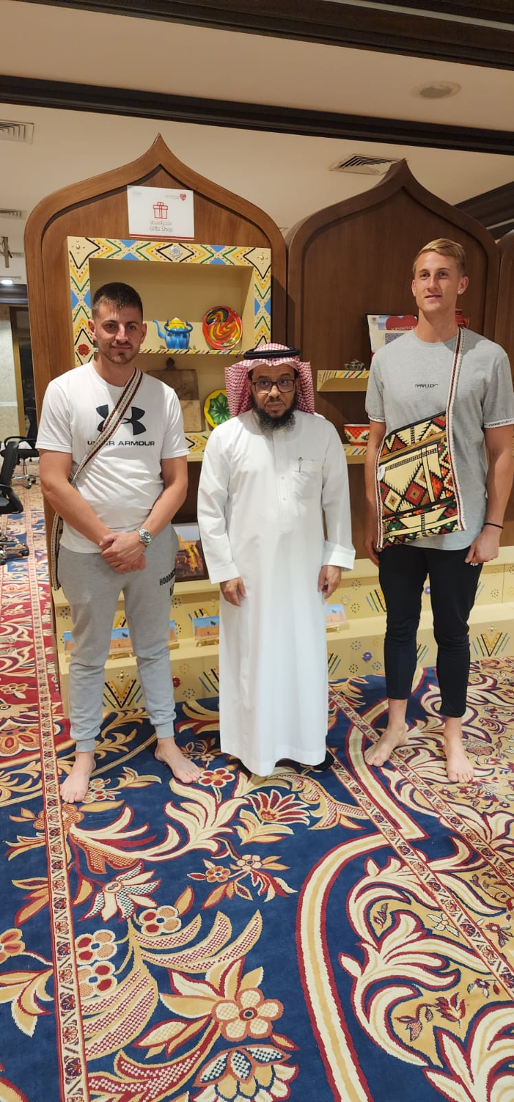 أثناء زيارتهما للمملكة.. شابان أستراليان يعلنان دخولهما الإسلام بعد موقف إنساني في السعودية