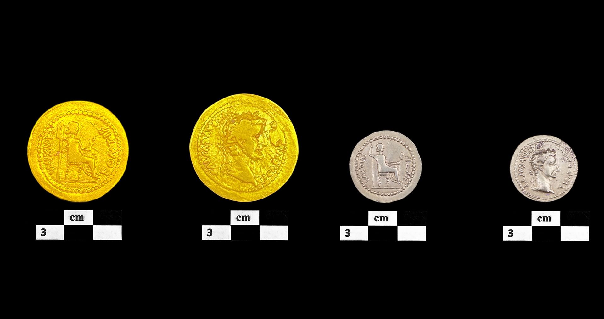 أم القيوين تكشف عن مجموعة من المسكوكات الذهبية الرومانية بموقع تل أبرق الآثري