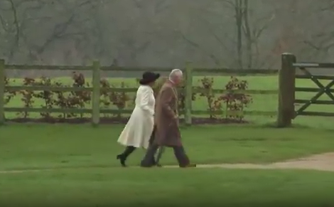 يسير مترجلاً برفقة زوجته كاميلا .. أحدث ظهور لملك بريطانيا بعد إعلان إصابته بالسرطان