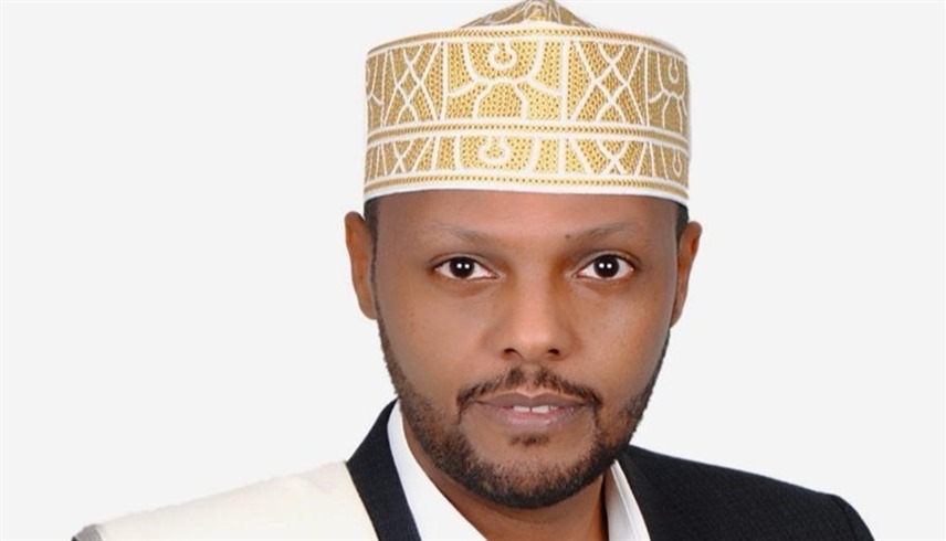 أخبار سعادة تبارك الكاتب الصومالي صالح ديما لفوزه بجائزة "أسماء صديق للرواية"