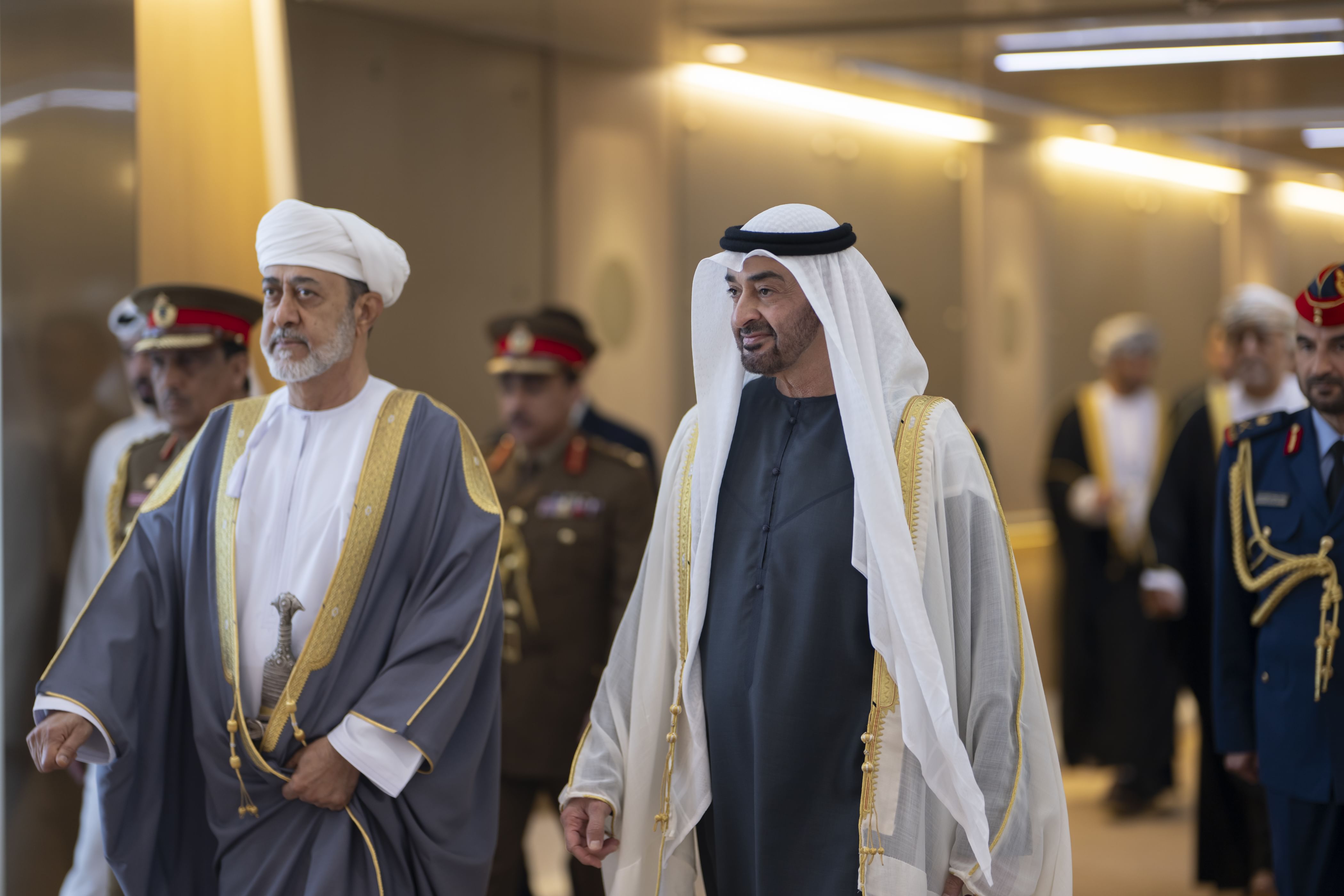 مراسم استقبال رسمية.. رئيس الدولة يستقبل سلطان عمان بمطار الرئاسة في أبوظبي
