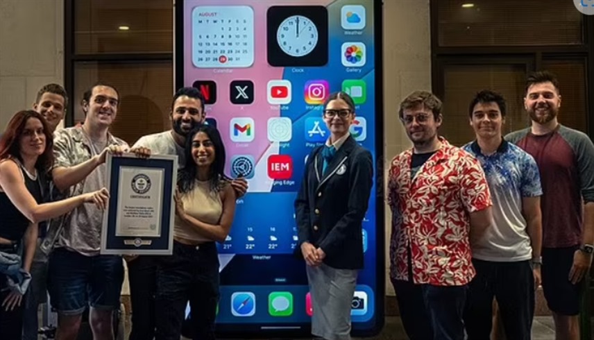 يزن 200 كيلو جرام.. بريطاني يصنع أضخم هاتف آيفون في العالم