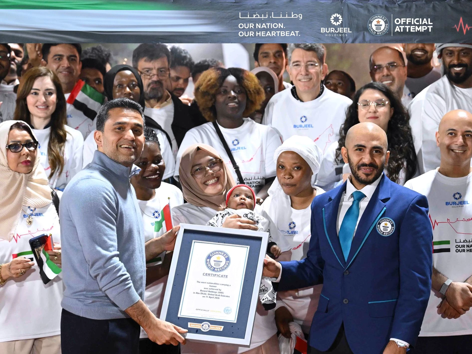 64 جنسية تسجل رقمًا قياسيًا عالميًا في رفع علم الإمارات بأبوظبي