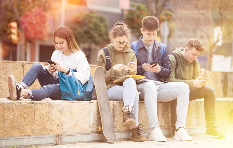 على خطى استراليا.. ماليزيا تخطط لتقييد استخدام المراهقين لمنصات التواصل الاجتماعي