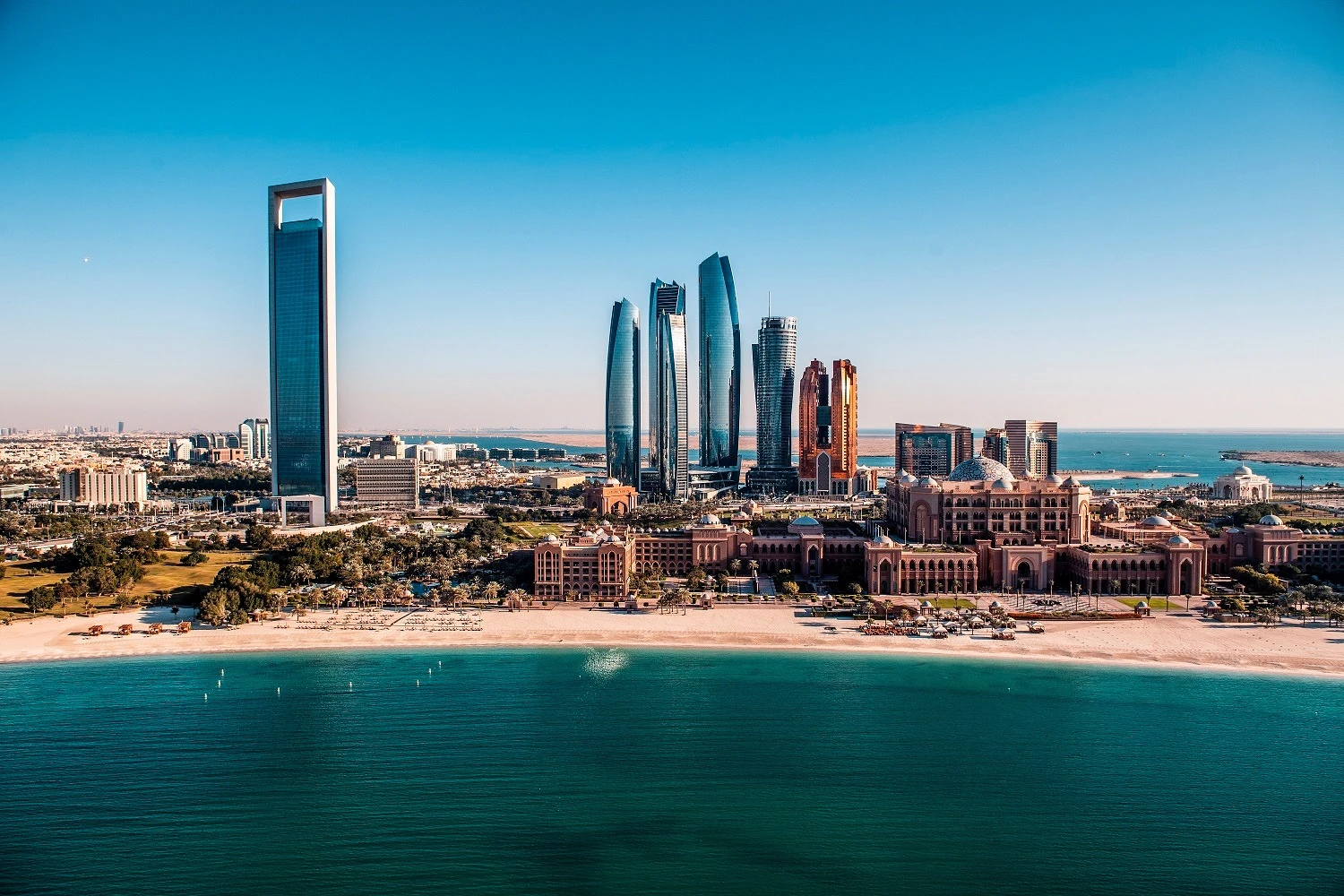 أبوظبي تجمّد زيادات الإيجارات للعقود الجديدة والمجددة حتى إشعار آخر