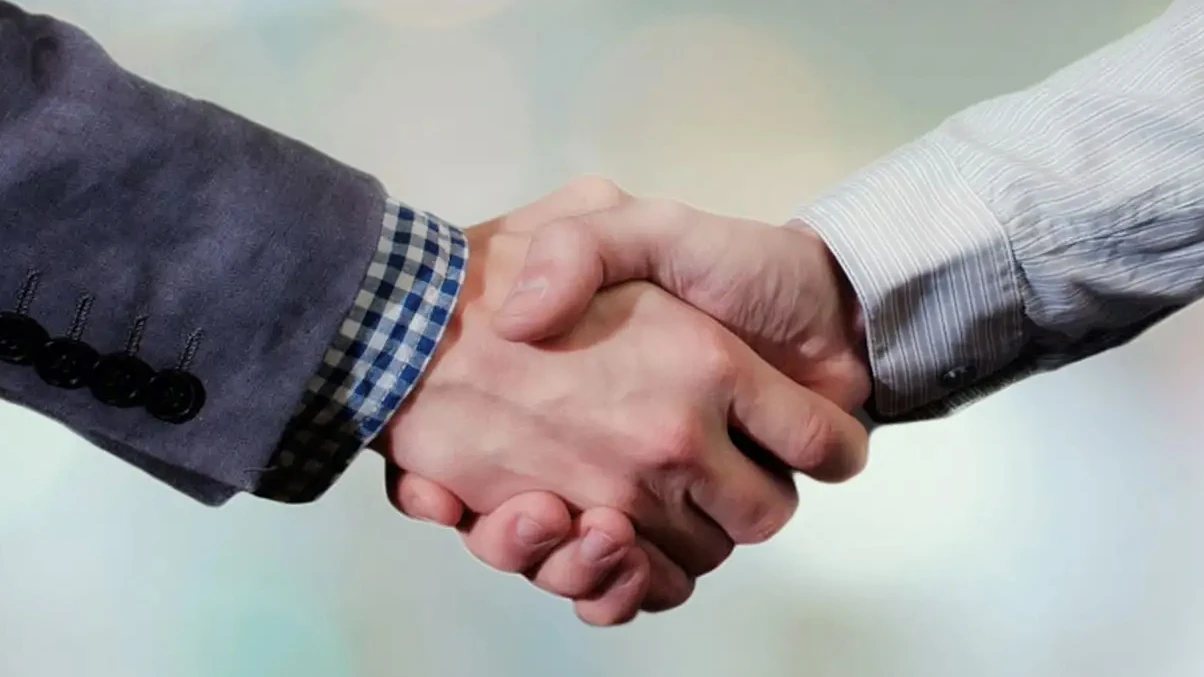 البشر أفضل مما نظن.. دراسة تكشف حقيقة التعاون مع الغرباء