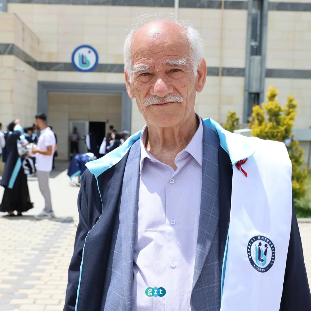 التعليم لا يتوقف.. مواطن تركي يتخرج من جامعة بايبورت بعد الـ75