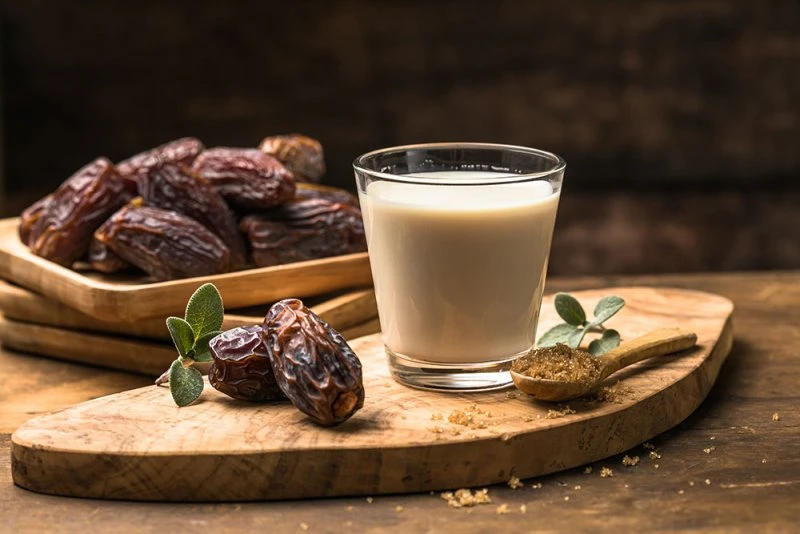  التمر بالحليب.. خيار متوازن لإفطار مثالي في رمضان