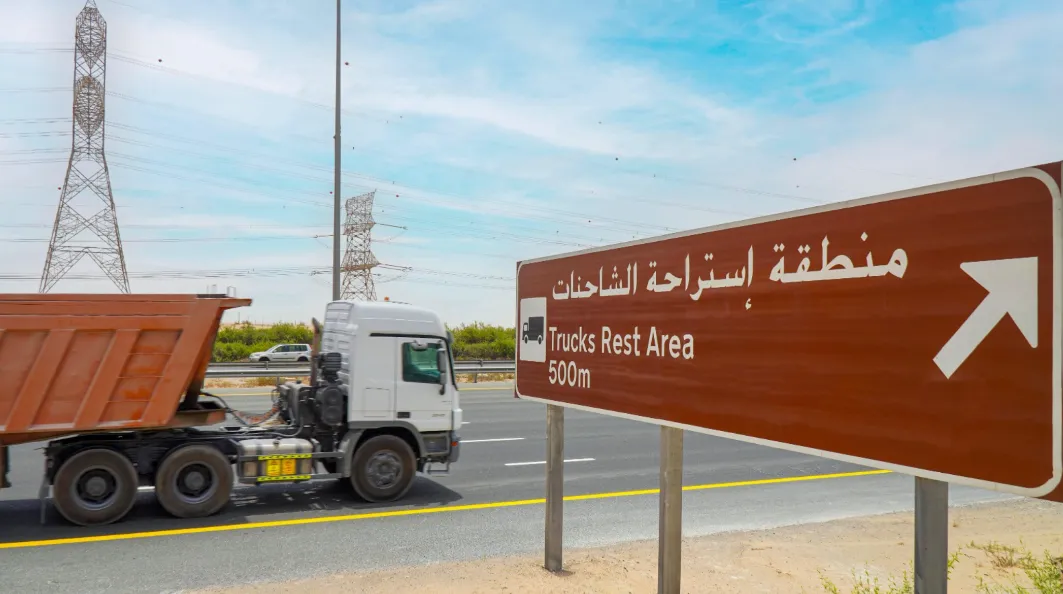 باستثناء شارع الإمارات.. دبي تبدأ تطبيق حظر حركة الشاحنات على عدد من الطرق اعتبارًا من 1 أكتوبر