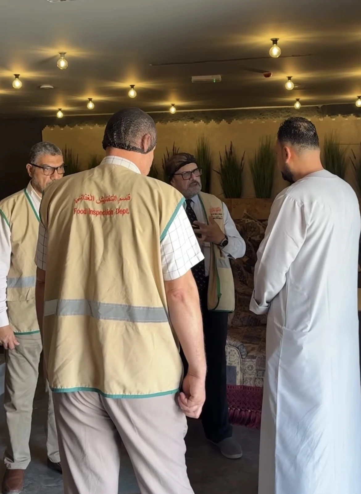 بلدية أم القيوين تكثف حملاتها الرقابية على المطاعم لتعزيز سلامة الأغذية وحماية المستهلك