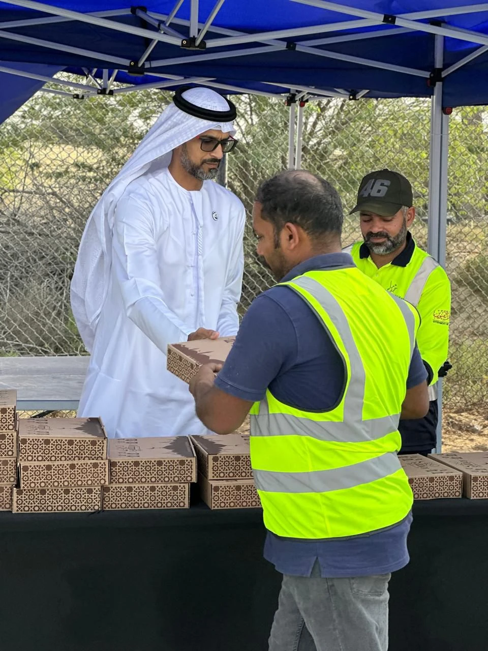 بلدية أم القيوين تُوزع 25 ألف وجبة في مبادرة "إفطار صائم" لعمال الإمارة خلال شهر رمضان المبارك