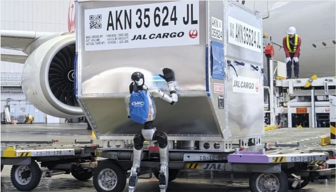 بسبب نقص العمالة.. اليابان تعتمد الروبوتات لنقل أمتعة المسافرين في المطارات