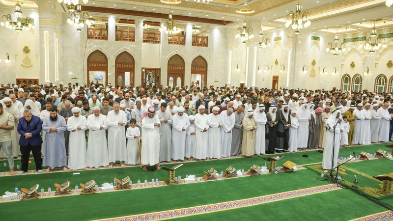 ضمن مبادرة "مؤذن الفريج".. شباب إماراتيون يؤمّون المصلين ويرفعون الأذان في مساجد دبي