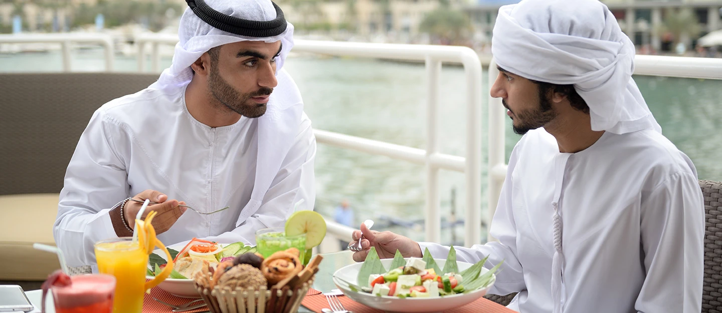 دراسة: تناول الطعام مع الآخرين يحسن الصحة النفسية