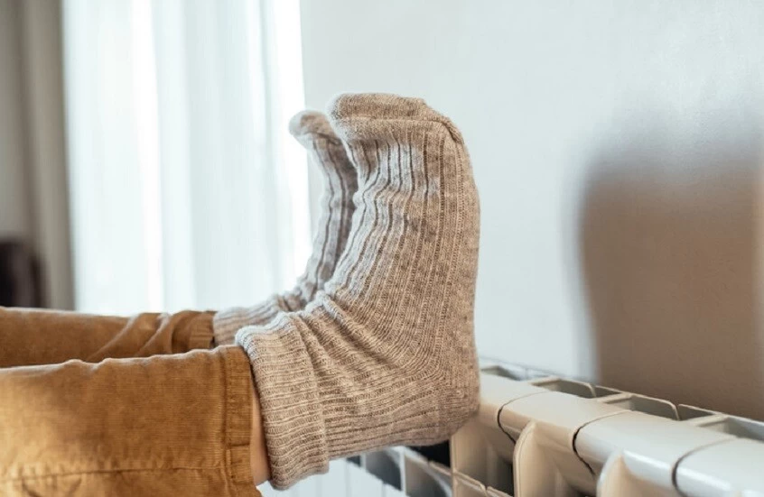 دراسة توضح الفروق بين الرجال والنساء في الشعور ببرودة اليدين والقدمين