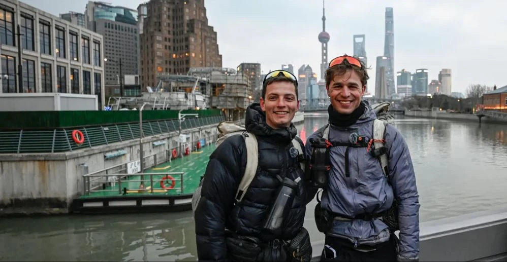 فرنسيان يقطعان 12,850 كيلومتراً مشياً على الأقدام وصولاً إلى شنغهاي