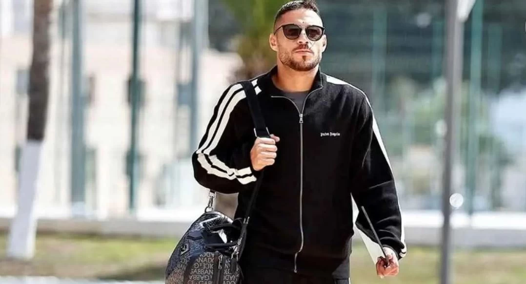 فيديو|| وفاءً للرهان.. لاعب تونسي يحلق شاربه على الهواء بسبب "بلايلي"