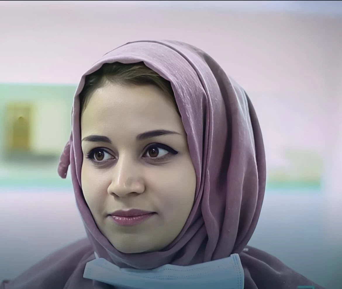 هبة عبد الأمير .. قصة أصغر طبيبة لجراحة الدماغ في العالم العربي