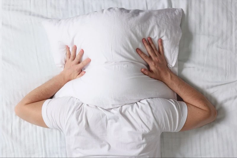 هل النوم بدون وسادة أفضل لصحة العين؟.. دراسة تجيب