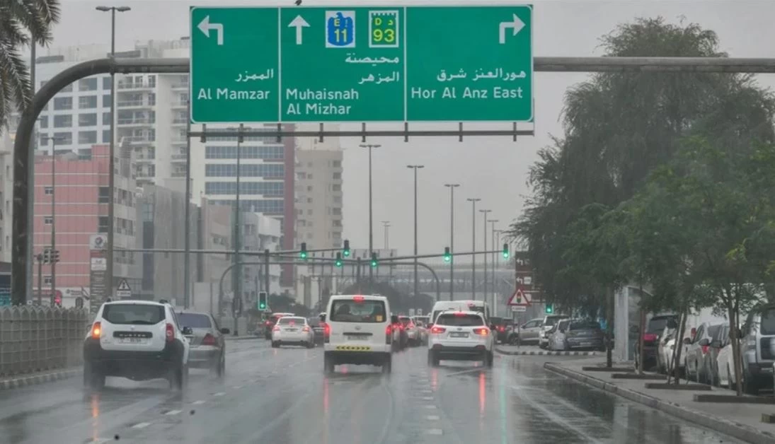 خففوا السرعة والتزموا بإجراءات السلامة.. إرشادات من شرطة دبي للسائقين خلال الأحوال الجوية المتقلبة