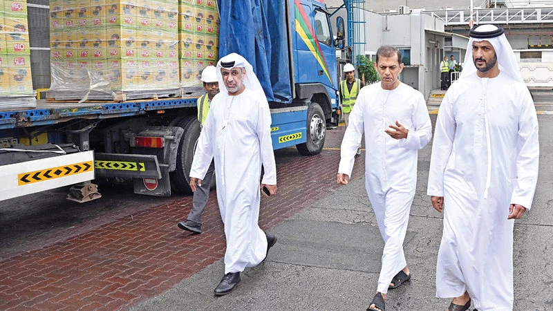 خلال جولة ميدانية.. عبدالله بن طوق المري: الإمارات تضمن توافر السلع الأساسية واستقرار الأسعار
