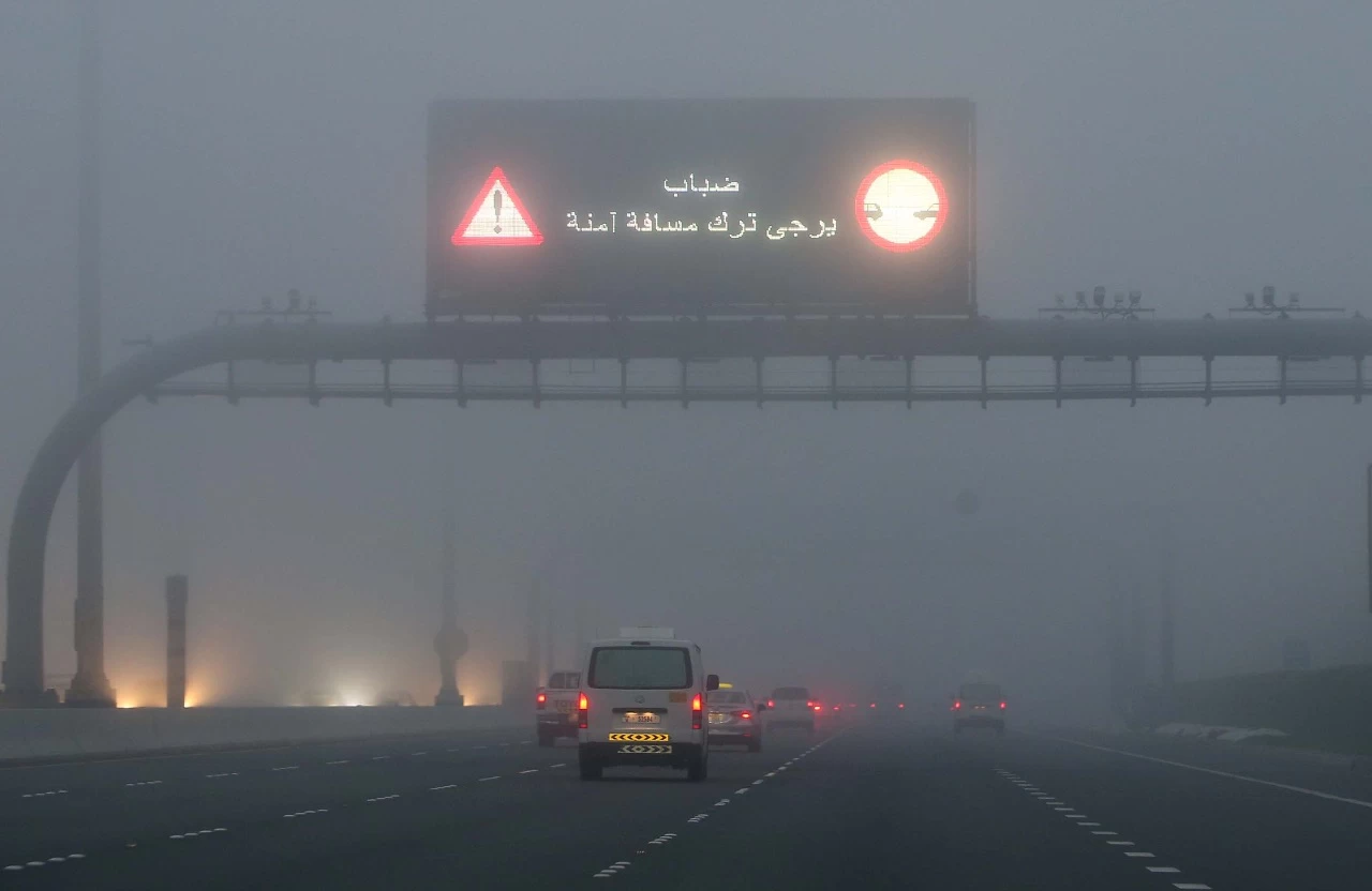 خطة استباقية لضمان السلامة.. شرطة دبي تحذر السائقين من القيادة في ظروف الضباب