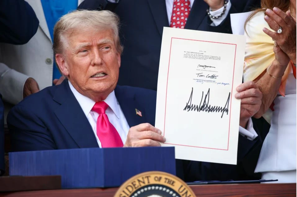 لأول مرة في التاريخ.. الدولار الأمريكي يحمل توقيع دونالد ترامب 