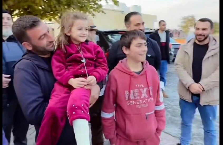 لحظة إنسانية.. صانع محتوى سعودي يحقق حلم طفلة سورية بعلاجها ويهديها سيارة فارهة