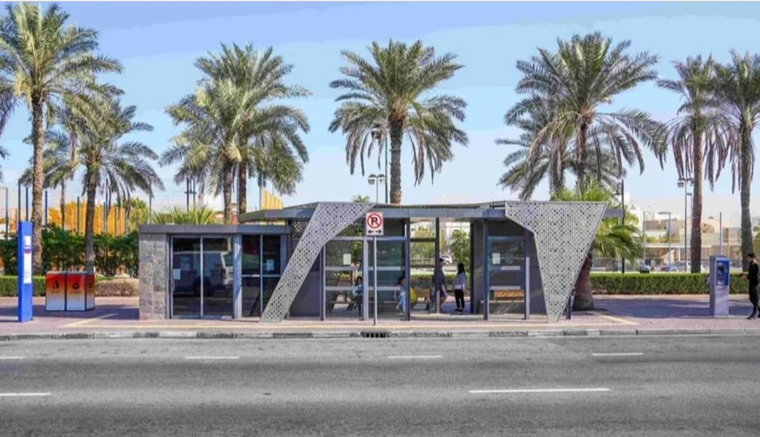 لتطوير مرافق النقل العام.. 726 مظلة حديثة تدعم استيعاب ملايين الركاب سنويًا في دبي