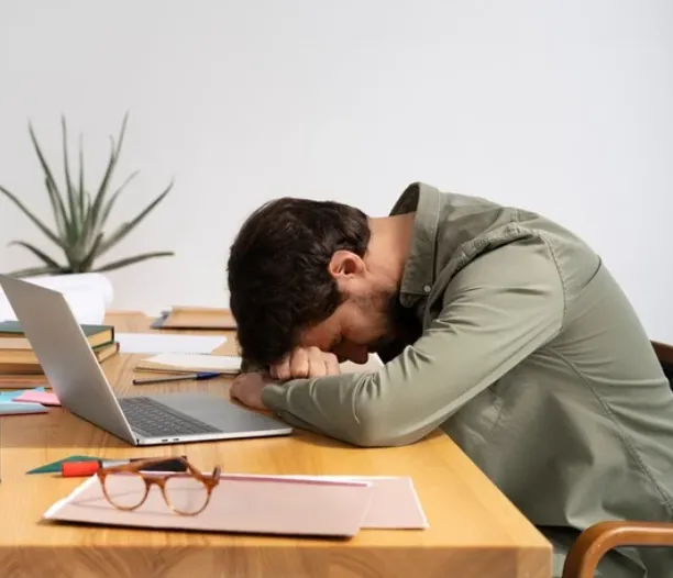 ليس الغداء وحده السبب.. لماذا ينخفض نشاطك وتركيزك بعد الظهر؟