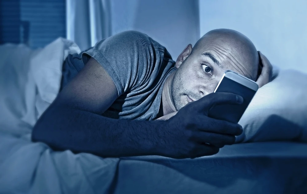 ما هي المسافة الآمنة؟.. خبراء يحذرون: قرب الهاتف من السرير يؤثر على النوم العميق