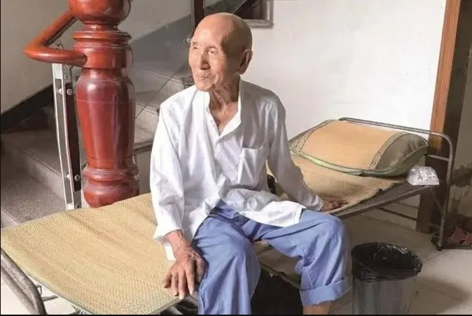 معمر صيني يشرب المشروبات الغازية في سن الـ101.. فما سر صحته الجيدة؟