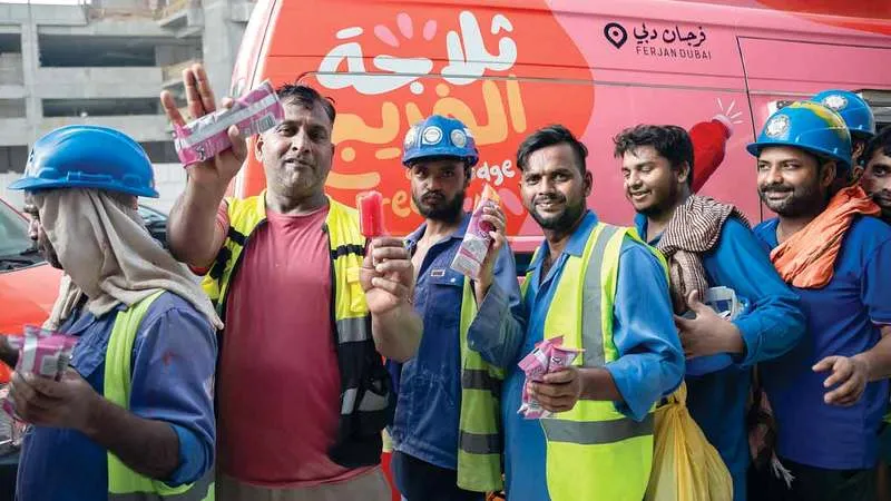 مليونا عبوة في شوارع دبي.. "ثلاجة الفريج" تروي عطش العمال في صيف 2026