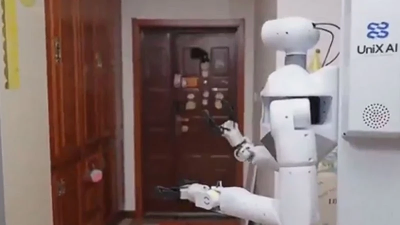 من فتح الستائر إلى إعداد الطعام.. روبوت ذكي يسيطر على مهام المنزل بالكامل