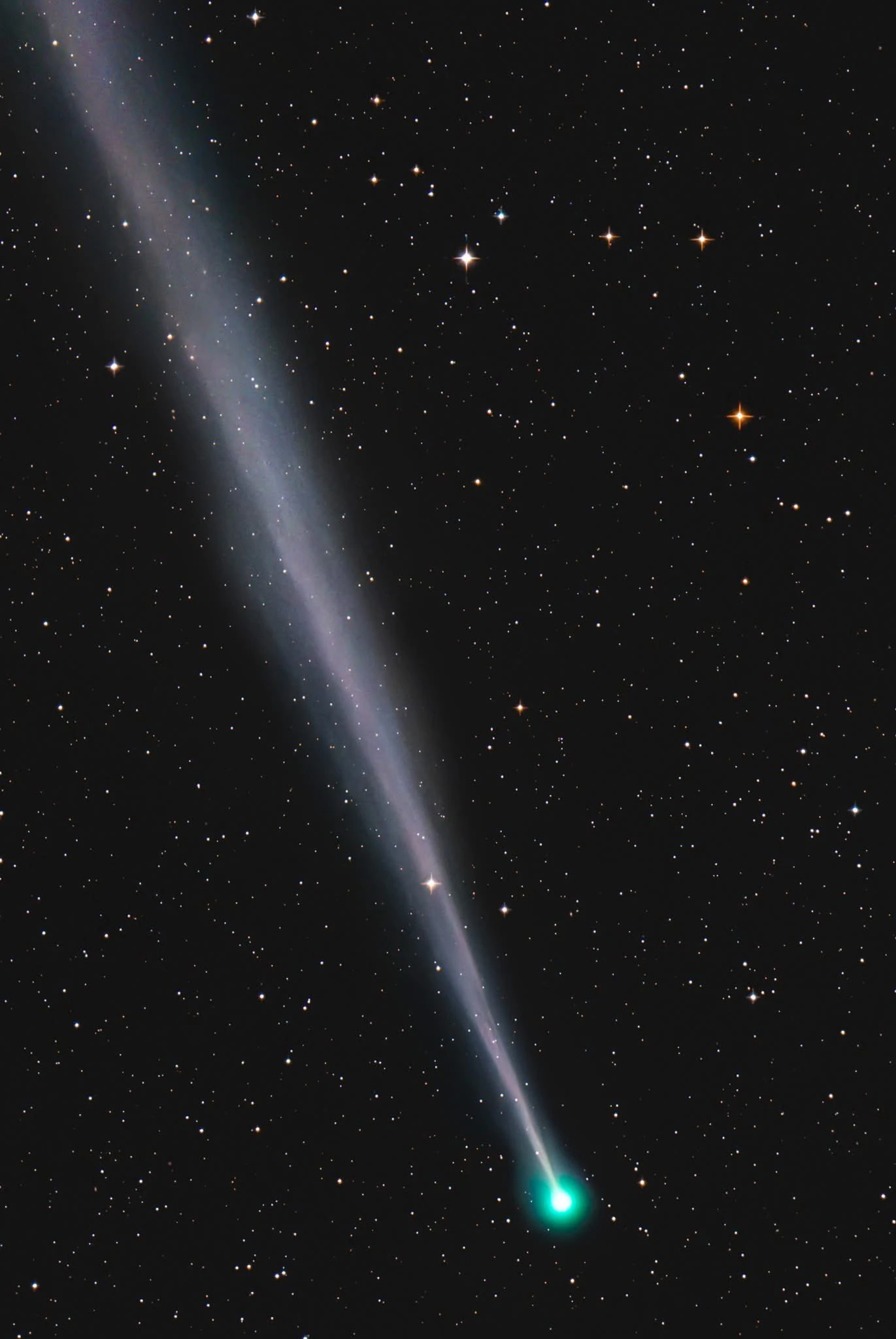 مشهد سماوي نادر.. مذنب C/2025 R3 يقترب من سماء الإمارات