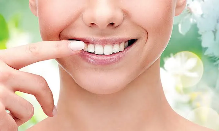 رائحة الفم الكريهة ليست دائماً بسبب الأسنان.. ماذا تكشف عن صحتك؟