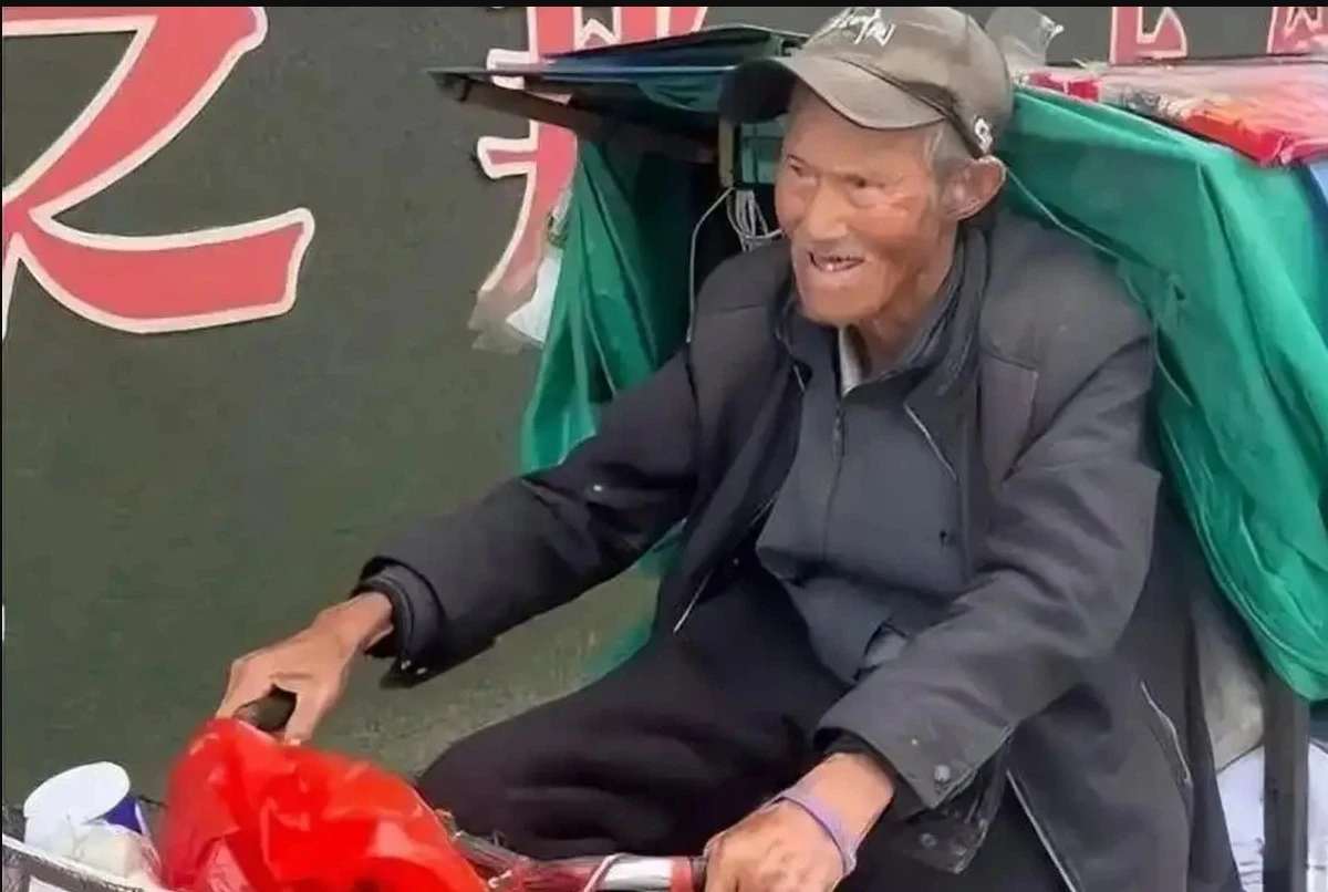 رحلة ملهمة.. تسعيني يتجول بالصين على الدراجة ويستمتع بالطبيعة بعد فقدان أسرته