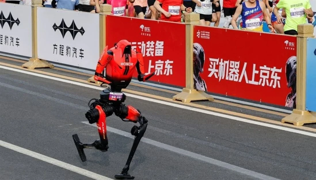 روبوت يتفوق على البشر ويحطم رقم نصف الماراثون في بكين
