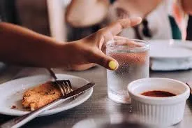 شرب الماء أثناء الوجبات أم قبلها؟.. دراسة تكشف الخيار الأفضل للشبع