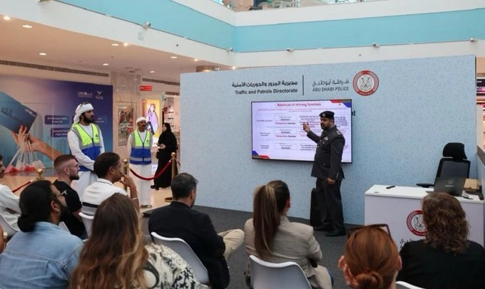 شرطة أبوظبي تتيح تخفيض النقاط المرورية عبر منصة في المشرف مول