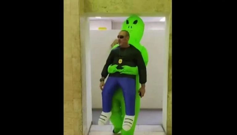 تنكر على شكل فضائيين.. طريقة مبتكرة للشرطة البرازيلية لضبط المُخالفين